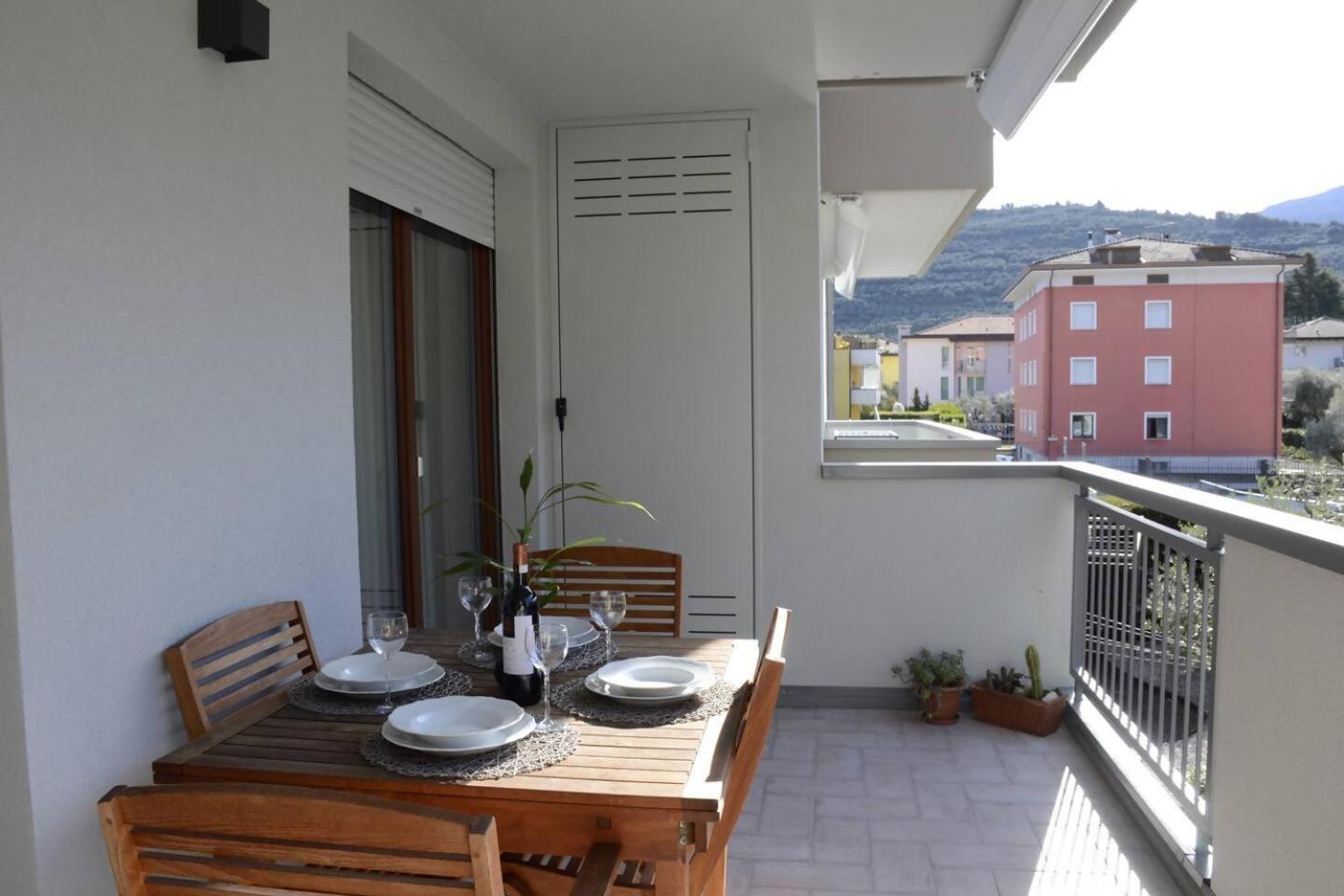 Appartamento Peler13 Con Balcone E Parcheggio ริวาเดลการ์ดา ภายนอก รูปภาพ