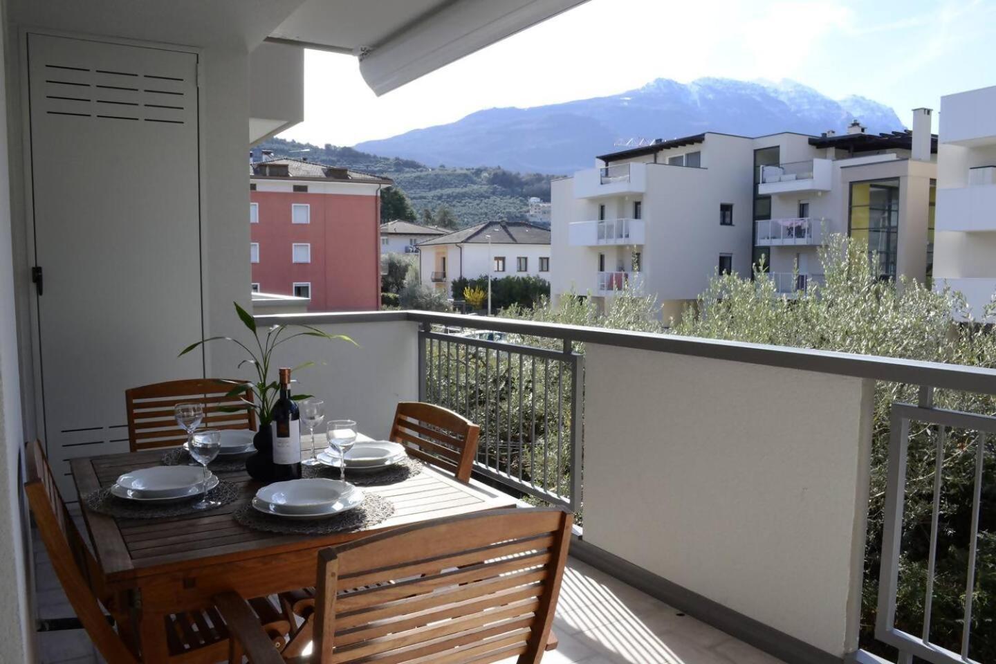 Appartamento Peler13 Con Balcone E Parcheggio ริวาเดลการ์ดา ภายนอก รูปภาพ